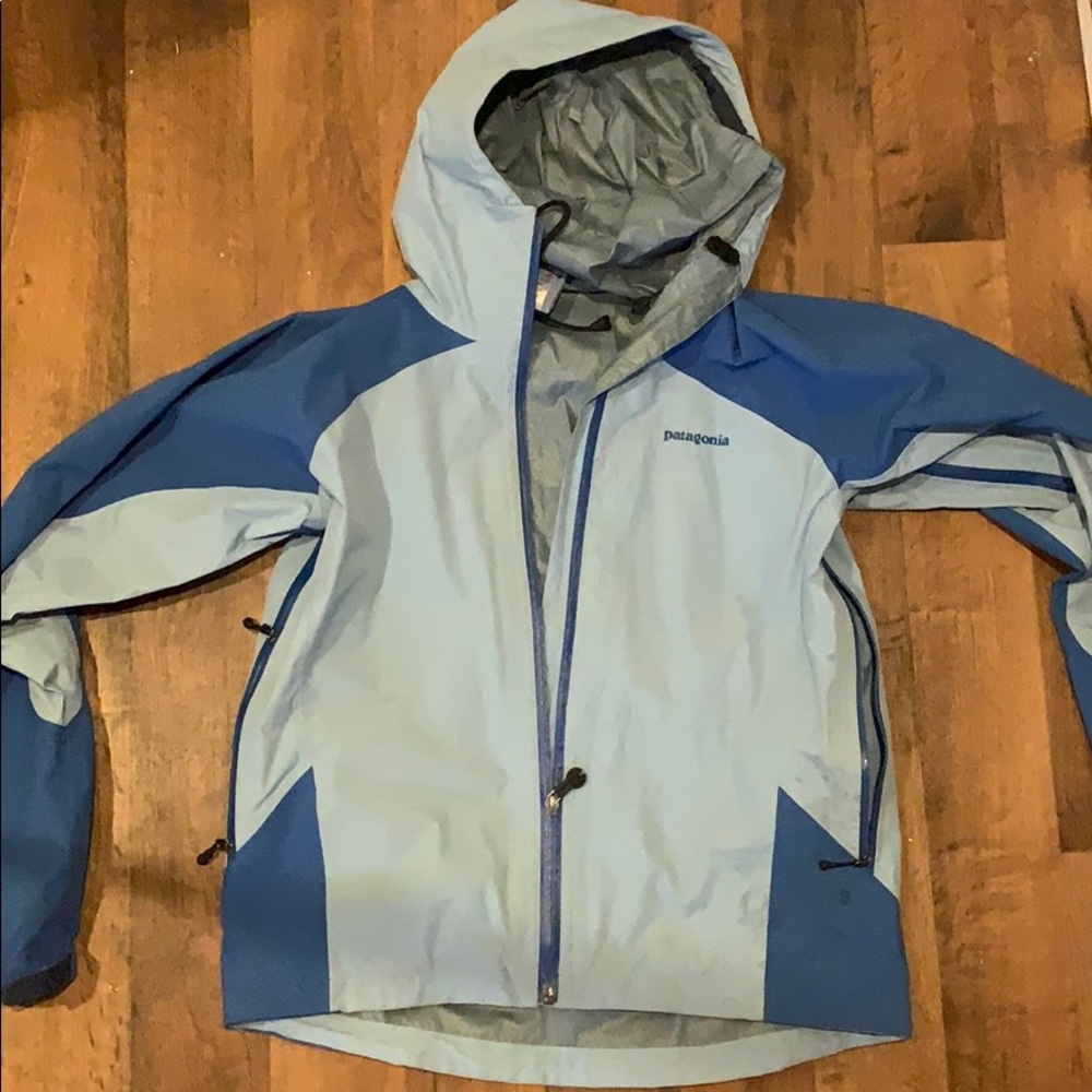Women’s Patagonia hooded rain jacket